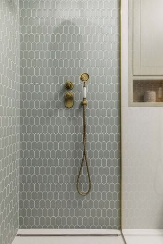 łazienka beżowa z zielonymi płytkami