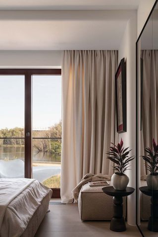 zasłony w sypialni z grubej tkaniny bouclé