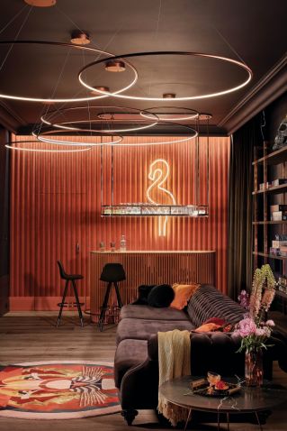 ekstrawagancki pokój kinowy z barkiem i neonem flaminga