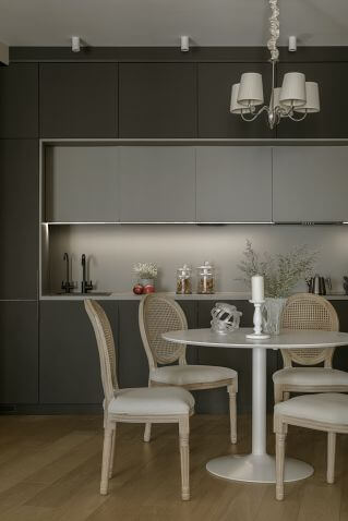 czarna zabudowa kuchenna z podświetlonymi wiszącymi szafkami