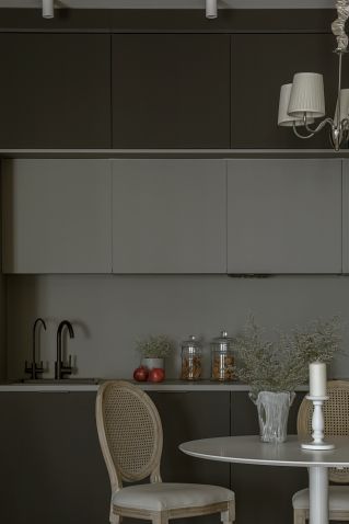 czarna kuchnia z górnymi szarymi szafkami