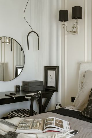 beżowo szara sypialnia z czarnymi dodatkami