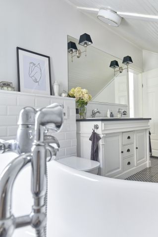 łazienka na poddaszu ze skosami