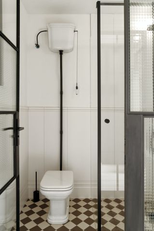 czarno biała łazienka styl skandynawski z loftowym