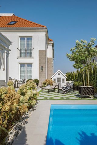 domek zabaw w ogrodzie