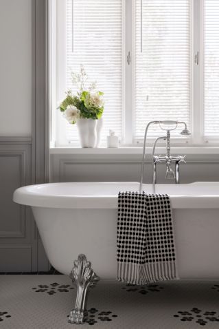 elegancka wanna w łazience w mieszkaniu w kamienicy