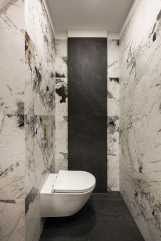 łazienka w luksusowym apartamencie w drapaczu chmur