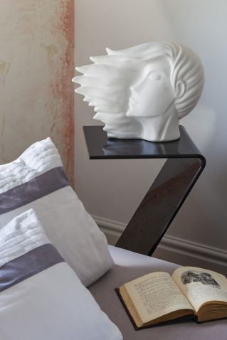 CZARNY STOLIK NOCNY W KSZTAŁCIE Z – SKLEP PORTA W GOERLITZ. GŁOWĘ Z ROZWIANYM WŁOSEM EWA KUPIŁA W LOKALNEJ