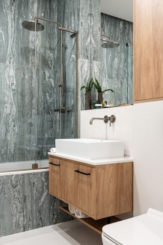 mała łazienka z wanną i prysznicem