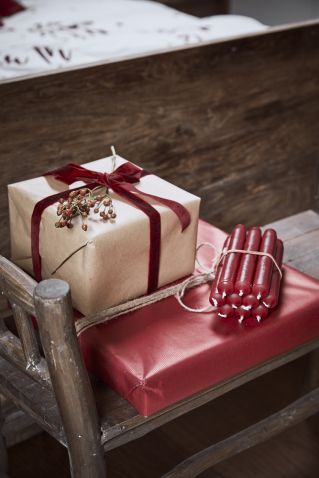 Do dekoracji prezentu wystarczy pojedyncza gałązka z czerwonymi owocami.