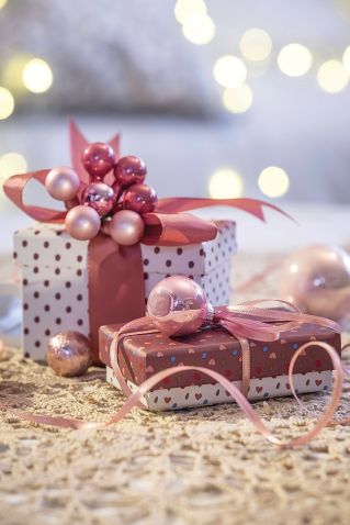 Pięknie wyglądają przywiązane do pudełeczek błyszczące bombki np. połącz te błyszczące i matowe.