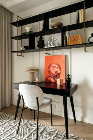 czarne biurko w pokoju