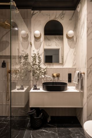 beżowa łazienka z czarnym sufitem