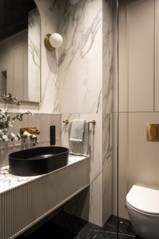 beżowa łazienka z czarnymi dodatkami