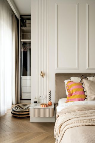 kobieca sypialnia w stosowanych kolorach