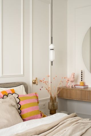 klasyczna kobieca sypialnia w stosowanych kolorach