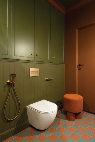 zielono czerwona łazienka