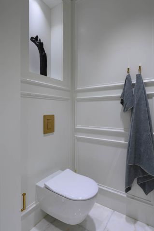 biała łazienka ze złotymi dodatkami