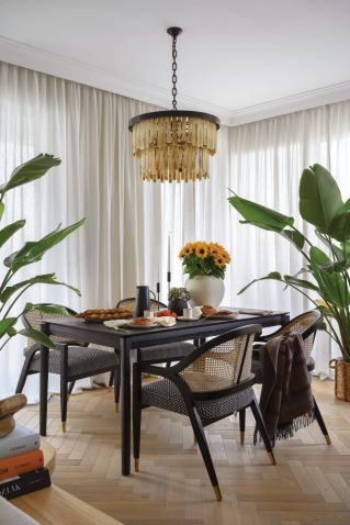 rattan i ciemne drewno w przytulnym mieszkaniu