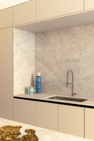 kuchnia w luksusowym apartamencie w Paryżu projektu Stephanie Coutas