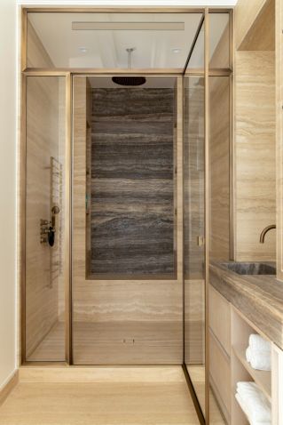 nowoczesna beżowa łazienka w luksusowym apartamencie