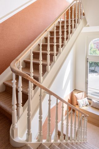 Elegancka klatka schodowa w starej kamienicy