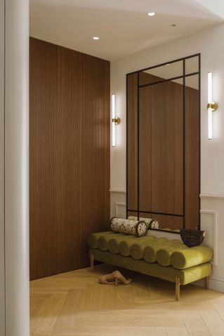 ciemne drewno ryflowane w przedpokoju