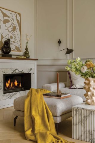 elegancki i przytulny salon z kominkiem