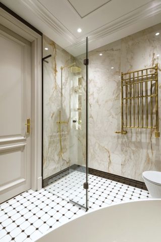 stylowa łazienka w czerni z akcentami złota