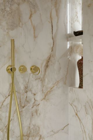 stylowa łazienka z akcentami złota