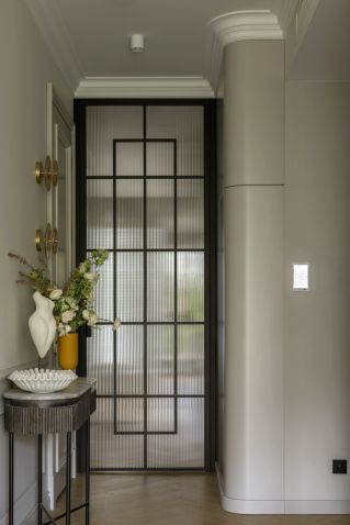 eleganckie mieszkanie z marmurem i sztukateriami