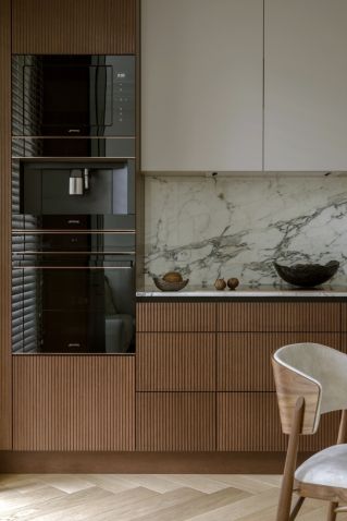 ryflowana kuchnia ciemne drewno