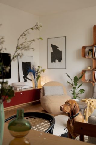 kącik tv w mieszkaniu w stylu gdyńskiego modernizmu