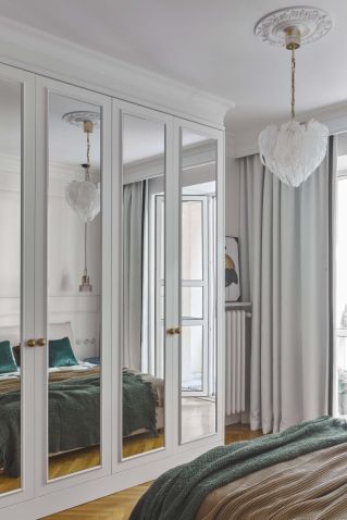 biała sypialnia w mieszkaniu w przedwojennej kamienicy