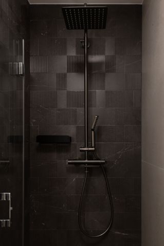 Bateria prysznicowa w ciemnej łazience