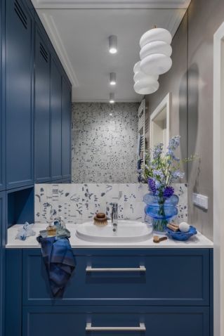 niebieska łazienka z bielą