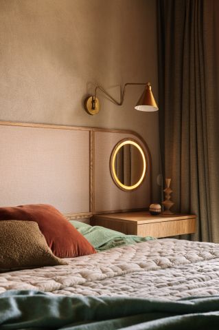 łóżko z oryginalnym zagłówkiem z lusterkiem i toaletką