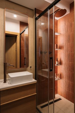 łazienka z rudymi płytkami i strukturalnym tynkiem