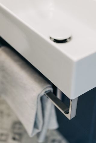 biało granatowa łazienka