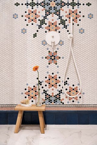 kolorowa mozaika pod prysznicem w łazience