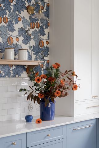 niebieska tapeta w kuchni