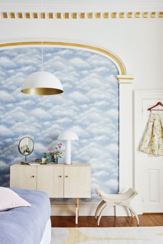 niebieska tapeta w sypialni