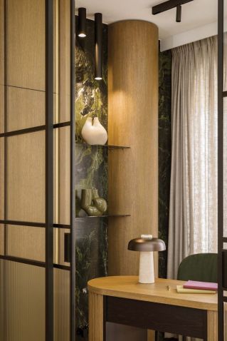 domowe biuro w luksusowym apartamencie