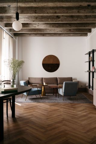 Meble vintage w salonie w kamienicy