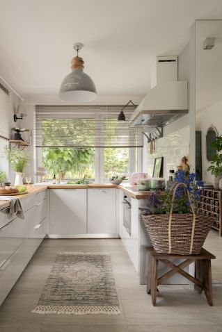 biała kuchnia z drewnianym blatem