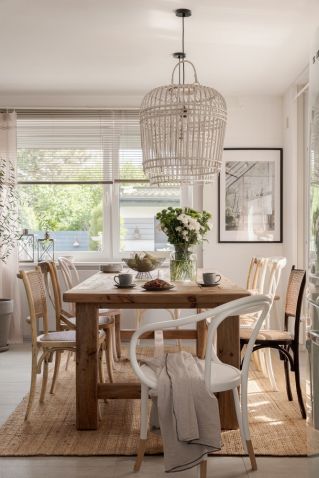 drewniany stół z krzesłami w jadalni