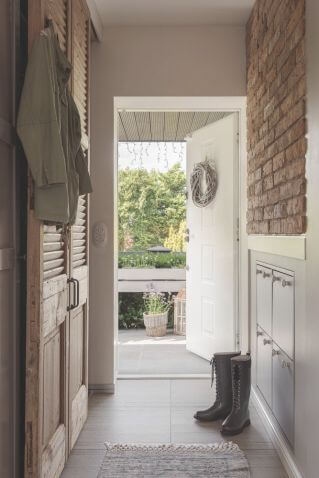 hol przedpokój z ceglaną ścianą