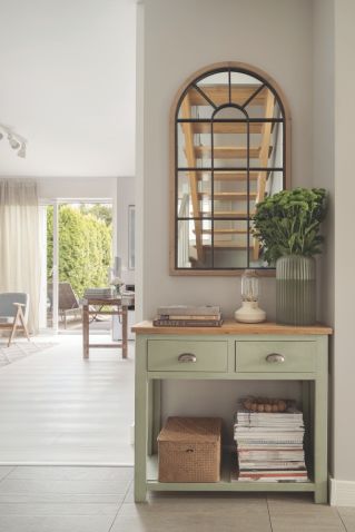 konsola z lustrem w holu przedpokoju