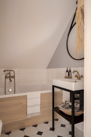 mała łazienka przy sypialni na poddaszu