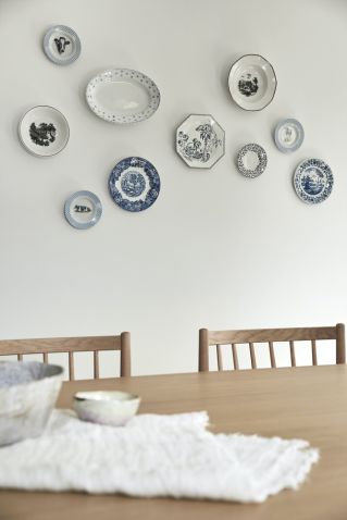 talerze dekoracyjne na ścianie w jadalni